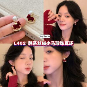 L402 韩系丝绒小马珍珠耳环 (1对)